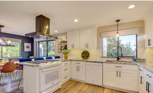 Mount Vernon House | Family Paradise Hot Tub, Fire Pit n Play House