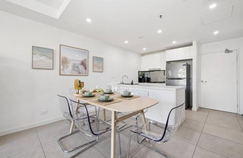 Mascot Apartment | Family Penthouse Apt Lvl 13 with 2 Carparks at Airport