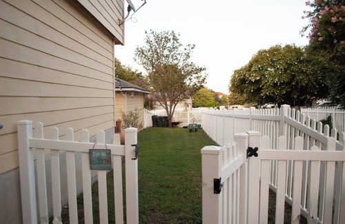 Kyle House | Family/Pet Friendly 3-bedroom Vintage Inspired house in Kyle
