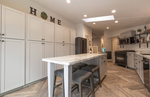 Pinetop-Lakeside Ski Chalet | Family & Pet Friendly! Playground, Gym & More! Near Lakes & Skiing!