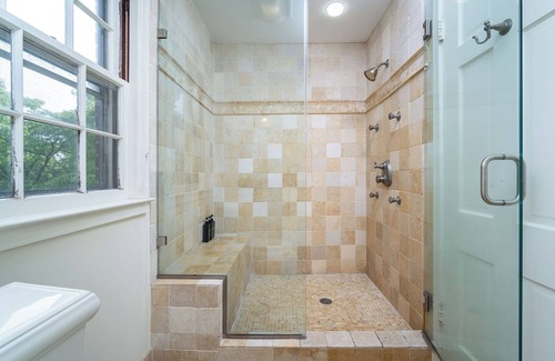 Chevy Chase House | Family Pet Friendly 4-Bedrm 8-Beds & Fenced Backyard