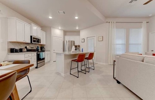 Temple House | Family-Ready Retreat - Baylor, VA, Temple College