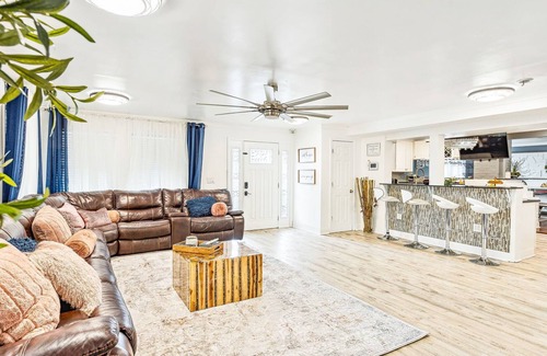 Levittown House | Family retreat w/ resort style pool w/ hot tub/playground & more by Sesame Place