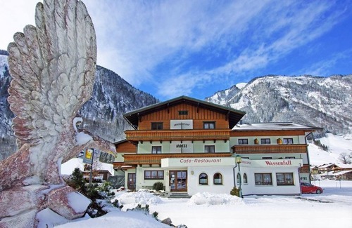 Fusch an der Grossglocknerstrasse House | Family room, 1 bedroom - waterfall, hotel
