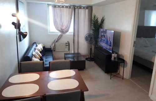 San Fernando Bed & Breakfast | Family Room 1BR HUGE Balcony in Azure North