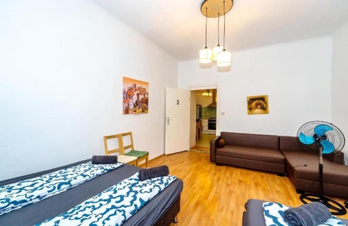 Rudolfsheim-Funfhaus Apartment | Family Room - 7 Minutes to Schönbrunn Palace