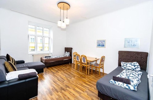 Rudolfsheim-Funfhaus Apartment | Family Room - 7 Minutes to Schönbrunn Palace