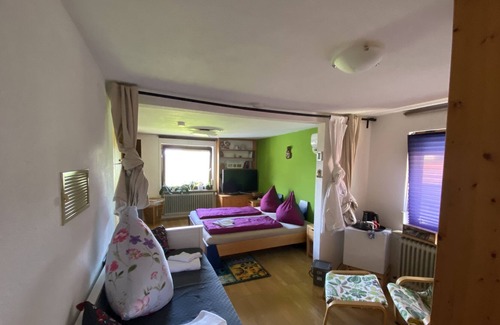 Neusatzeck Apartment | Family room with approx. 22sqm, shared bathroom / shared WC, max. 4 persons