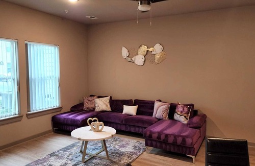 Bammel Apartment | Family-Sized Apartment - Ace Location | Free parking - Pet friendly