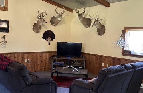 Annapolis House | Family sized bunkhouse/hunting cabin 5 minutes from town!