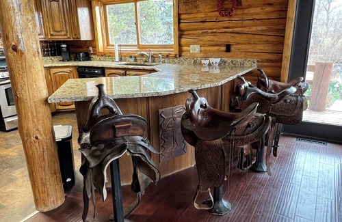 Pleasant View Cabin | Family Ski Cabin with Hot tub and Pool