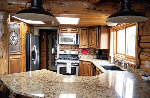 Pleasant View Cabin | Family Ski Cabin with Hot tub and Pool