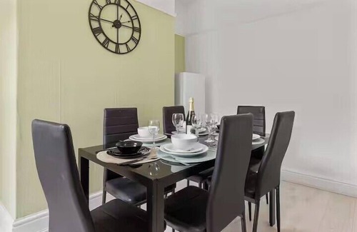 Levenshulme House | Family - Sleeps 6 - Garden - Parking
