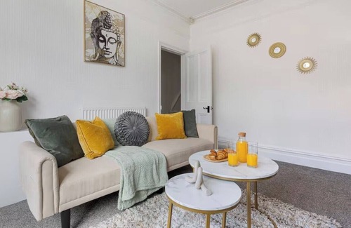 Levenshulme House | Family - Sleeps 6 - Garden - Parking