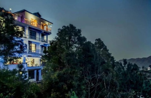 Kasauli Apartment | Family Suite with Balcony - The Terrace Retreat by StayVuesn