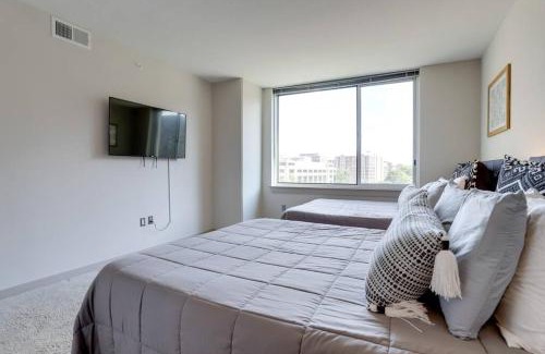 Crystal City Apartment | Fantastic 2BR Condo At Crystal City With Rooftop