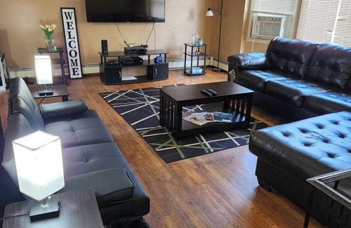 Lakeview Apartment | Fantastic 3-bedroom apartment w/WiFi and free parking in Rockville Centre