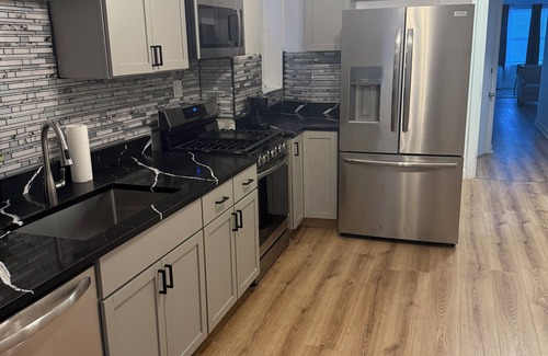 North Lawndale Apartment | Fantastic 3-bedroom apartment with AC in vibrant Chicago