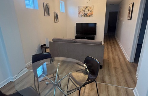 North Lawndale Apartment | Fantastic 3-bedroom apartment with AC in vibrant Chicago