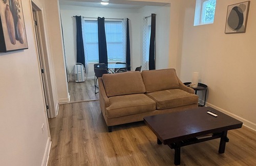 North Lawndale Apartment | Fantastic 3-bedroom apartment with AC in vibrant Chicago