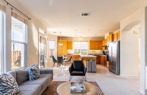 Newark House | Fantastic 4BR House in Newark w/ Outdoor Area