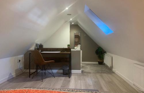 Warmingham House | Fantastic Location, Annexe with Hot Tub