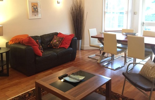 Kilburn Apartment | Fantastic Luxury London Apartment with Huge Garden in tree lined street nr Tube
