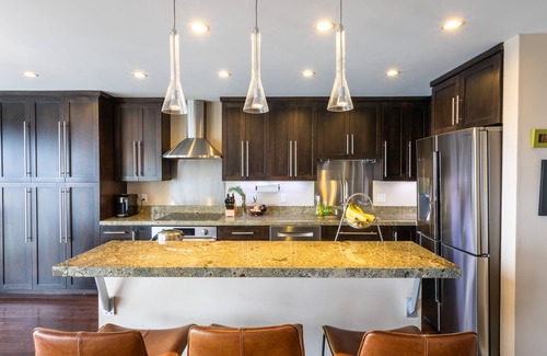 Upper Market Apartment | ❤️Fantastic Luxury Penthouse Apartment, Panoramic Views, Laundry, 2 car garage