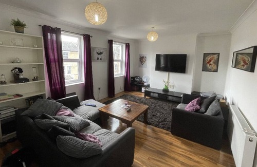 Anerley Apartment | Fantastic Spacious Top Floor Flat all to yourself, strictly no smoking