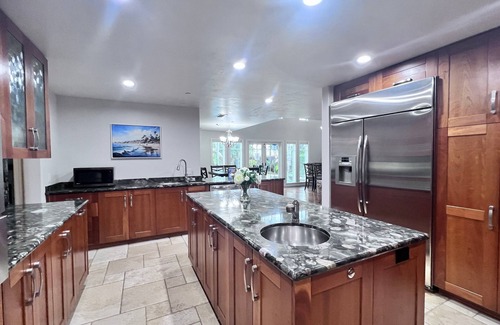 Southwest Anaheim House | Fantastic Upgraded Home: 3 Ensuites, Pool/Jacuzzi!