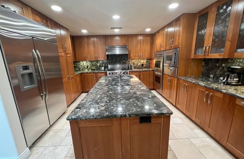 Southwest Anaheim House | Fantastic Upgraded Home: 3 Ensuites, Pool/Jacuzzi!