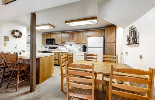 Mammoth Lakes Condo | Fantastic Vacation Retreat w/Shared Pool, Hot Tub, Sauna + Free WiFi