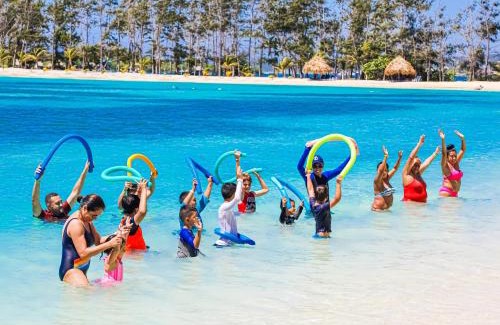 Roatan Resort | Fantasy Island Beach Resort and Marina - All Inclusive