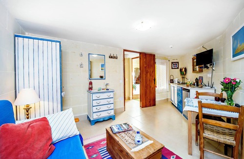 Ghasri Apartment | Fantasy Suite in a 400-year-old self-catering rural villa with a communal pool