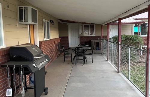 Lazear House | Farm Stay Cozy 2-bedroom guest house on farm in Hotchkiss