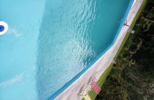 Suzano House | Farm with pool, barbecue and lots of green.