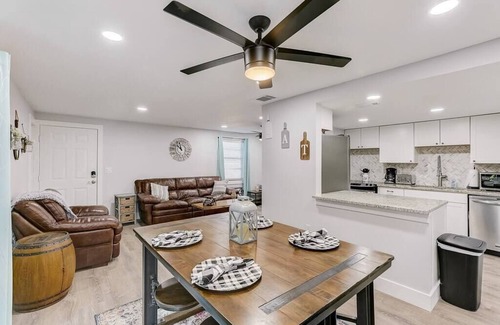 South Bradenton Condo | *Farmhouse 2/2 Renovated Condo 6 mins from IMG*