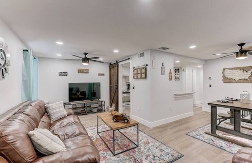 South Bradenton Condo | *Farmhouse 2/2 Renovated Condo 6 mins from IMG*