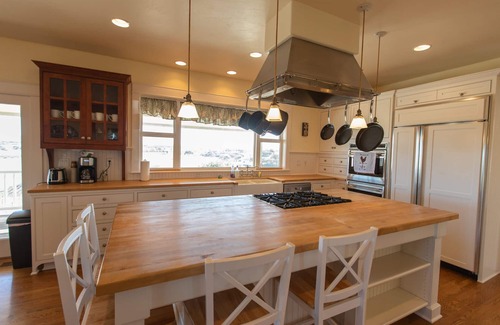 Paso Robles Other | Farmhouse at Ella's Vineyard. The perfect Paso Robles wine country retreat.