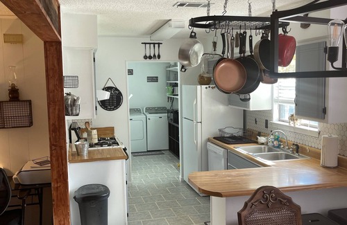 Gulfport House | Farmhouse charm + Bunkhouse. Fishing. Hot tub. Outdoor TV.