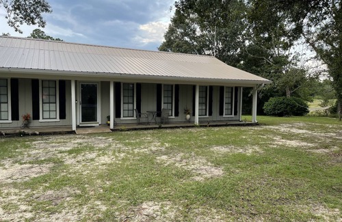 Gulfport House | Farmhouse charm + Bunkhouse. Fishing. Hot tub. Outdoor TV.