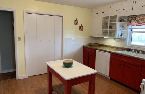 Tebbetts House | Farmhouse Fun Near Jefferson City — Family & Pet Friendly, Sleeps 6