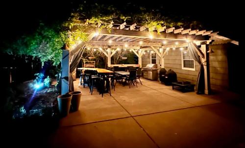 Medford House | Farmhouse Rv - Sunset Pergola - Fire Pit - Views
