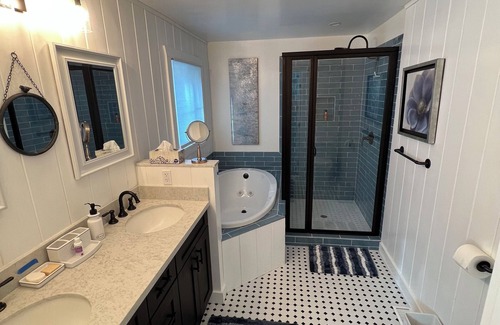 Cedarpines Park Other | Farmhouse Sleeps 8/Fenced Yard/Spa/Private