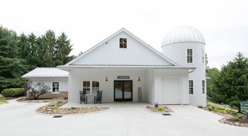 Millersburg Hotel | Farmhouse Suites by Amish Country Lodging