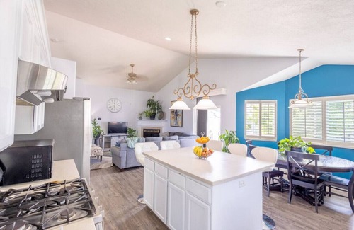 Farmington House | Farmington Gem 6BR Hot/Cold Tub Sleeps 15