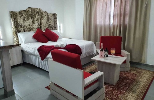 Madibeng Cabin | FarmStead Retreat