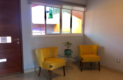 Zona Expo House | Faro Expo GDL for 12 pp near Plaza del Sol. Pet friendly. Steps from the expo.