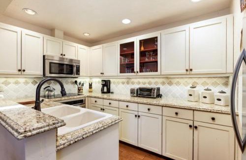 Aspen House | Fasching Haus Unit 310, Deluxe Condo w/Stately Furnishings, Private Deck, A/C