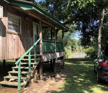 Gainestown House | Fascinating Off-Grid River House for an Authentic Escape into Nature on the Alabama River